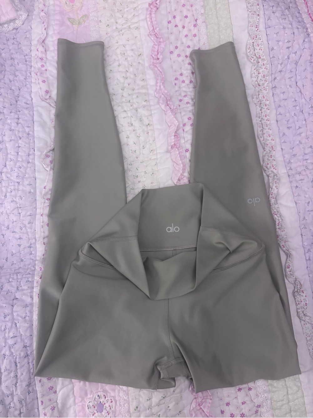 ALO Yoga Women's Leggings in Light Beige Taupe - Picture 2 of 3